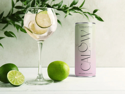 Foto von einer Calow Grapefruit-Lemon Dose neben einem Glas mit Lemonen
