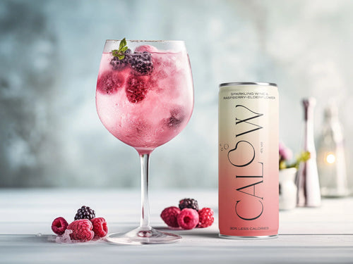 Foto von einer Calow Strawberry-Elderflower Dose neben einem Glas mit Himbeeren