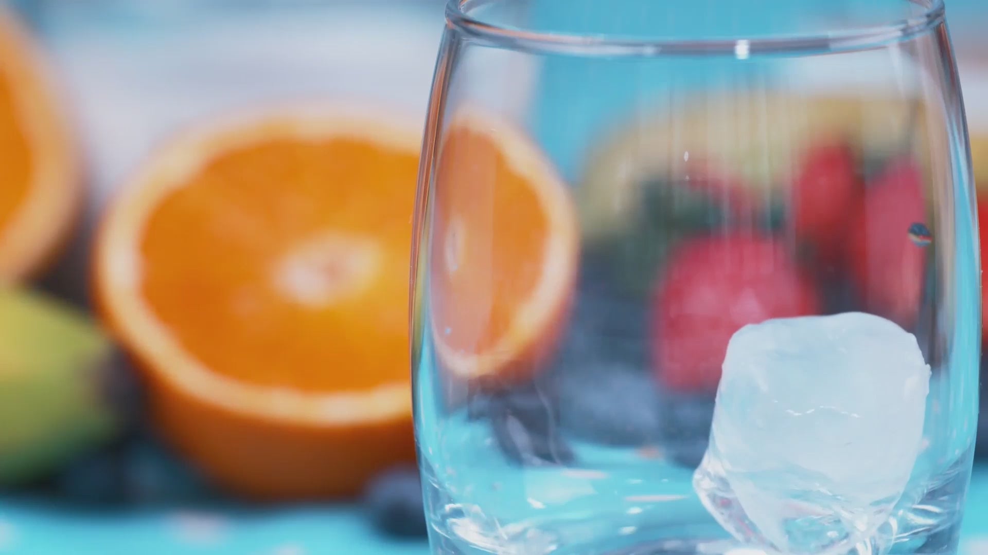 Video von einem Glas, das in Zeitlupe mit Eiswürfeln befüllt wird